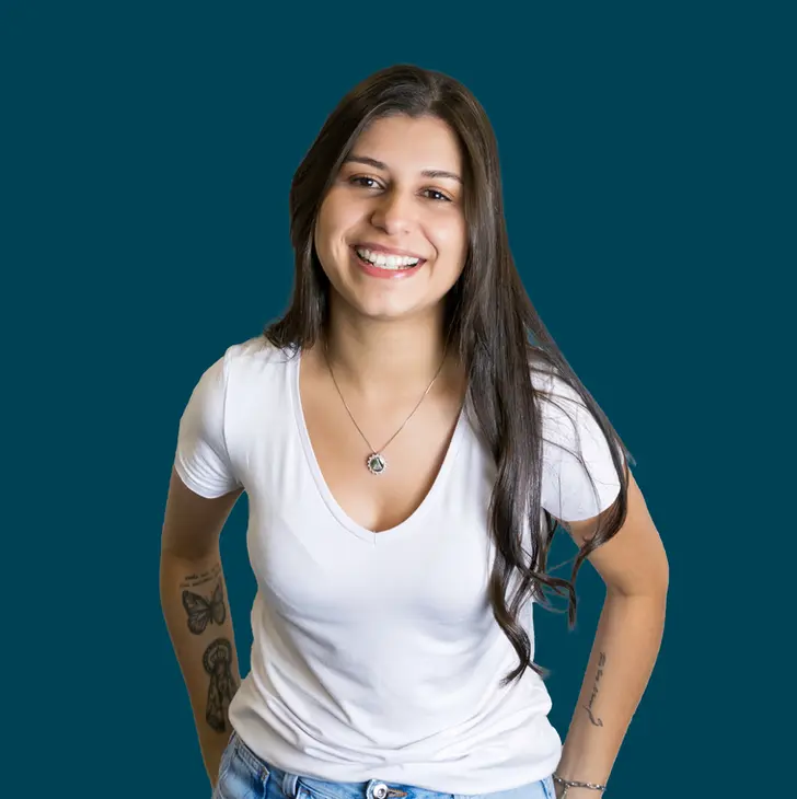 retrato de garota em fundo azul