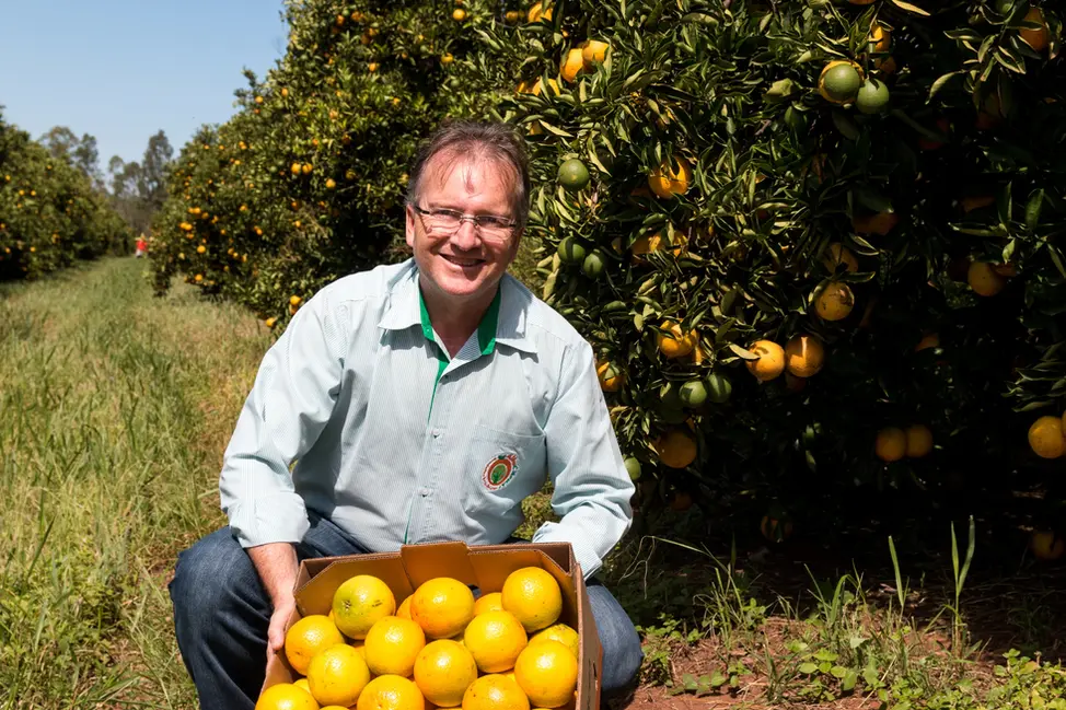 produtor de laranja mostrando seus produtos