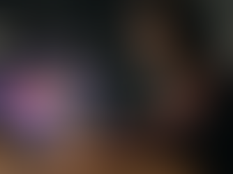 Pessoa usando IA para escolher fotos para redes sociais, com ícones de redes ao fundo.