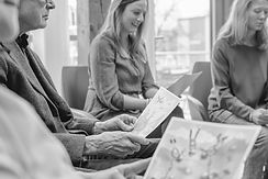 Ein Team sitzt in einer Supervision zusammen und shaut dabei auf bildkarten