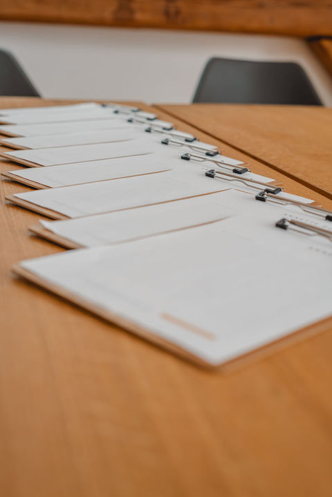 Arbeitsmaterialien zur Reflexion und Strukturierung von Führungsthemen im Workshop-Kontext liegen auf einem Tisch