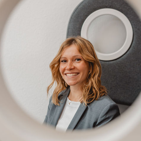 Die Gründerin von Führungskultur schaut auf einem Sessel Unterlagen eines Veränderungsprozesses durch