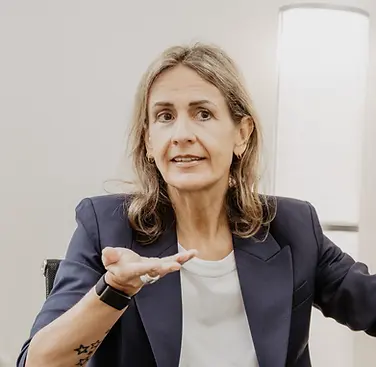 Ernstes Portrait von Sandra Künzler, Expertin für 1:1 Executive & Leadership Coaching