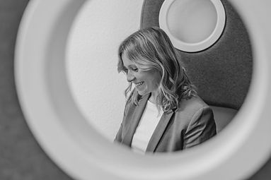 Die Coach sitzt am Laptop und schaut konzentriert auf den Bildschirm