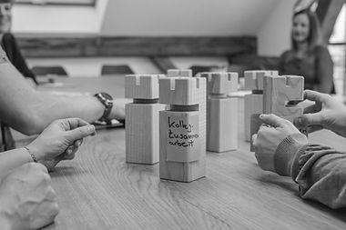 ein team arbeitet mit einer teambuilding-methode aus der erlebnispädagogik