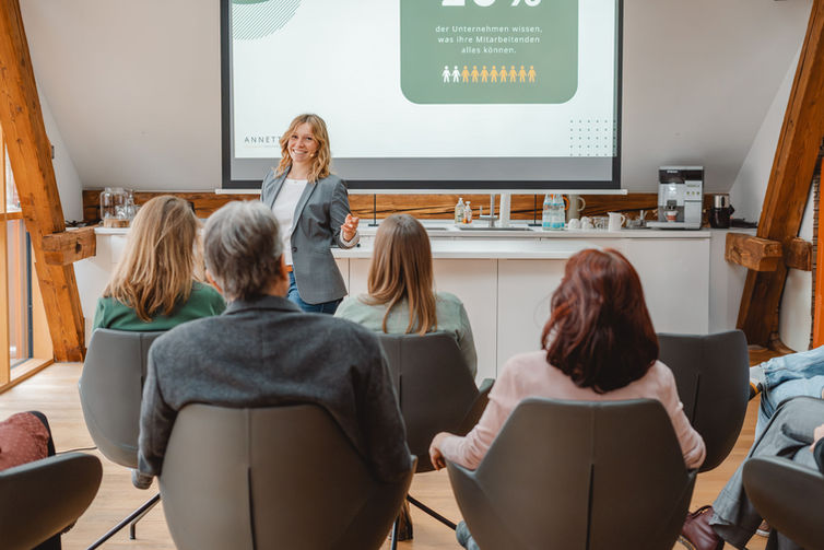 Eine Speakerin hält einen Vortrag