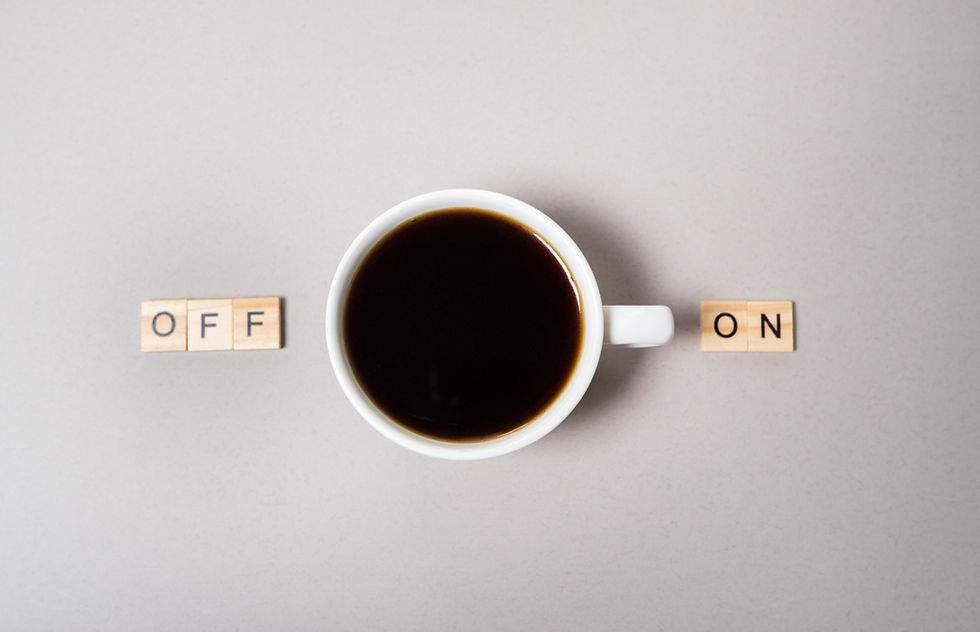 On und Off Taste mit Tasse mit schwarzem Kaffee