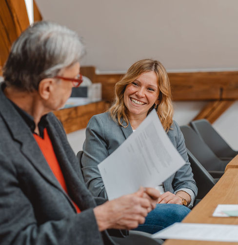 Annette Dold von Führungskultur unterhält sich mit Führungskräften an einem Tisch über Generationenwechsel
