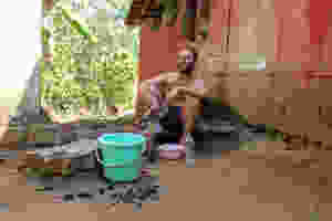 איתי צוחק בפינת שטיפת הכלים בחווה
