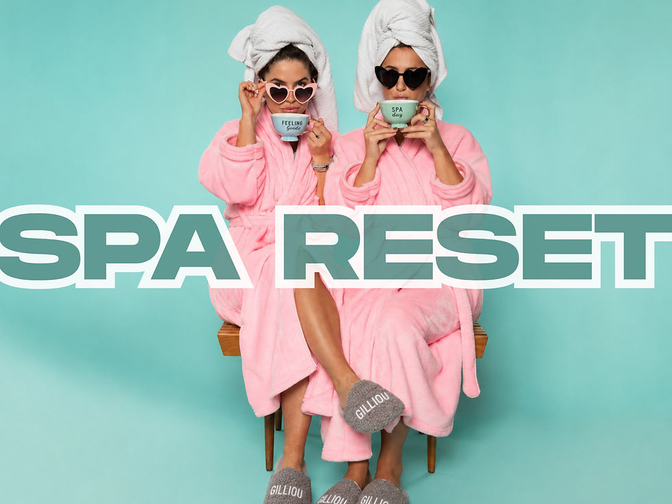 2 dames in roze badjas drinken een kop koffie op een wellness dag