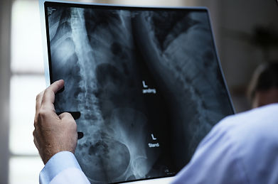 médecin regardant une radio