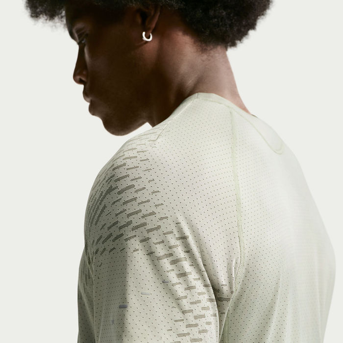 الصورة المصغرة: Nike Stride Plus Men's Dri-FIT ADV Short-Sleeve Running Top