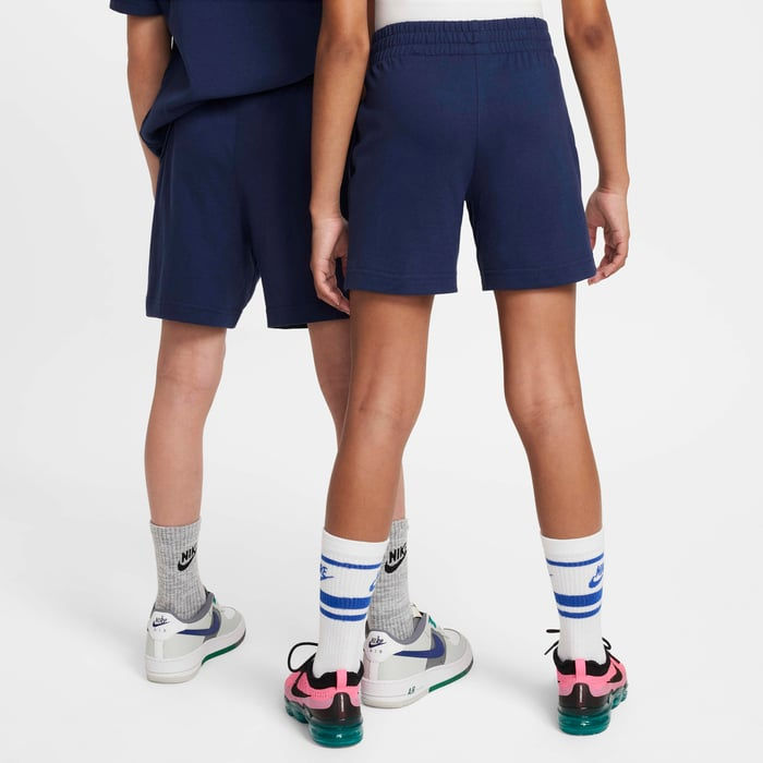 الصورة المصغرة: Nike Sportswear Club Older Kids' 15cm (approx.) Knit Shorts