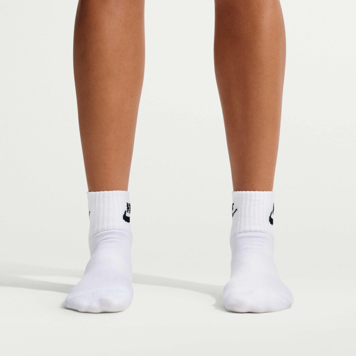 Thumbnail: Nike Everyday Essential Ankle Socks (3 Pairs)