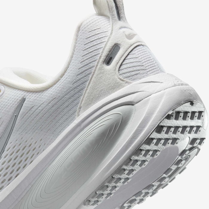 الصورة المصغرة: Nike Vomero 18 Women's Road Running Shoes