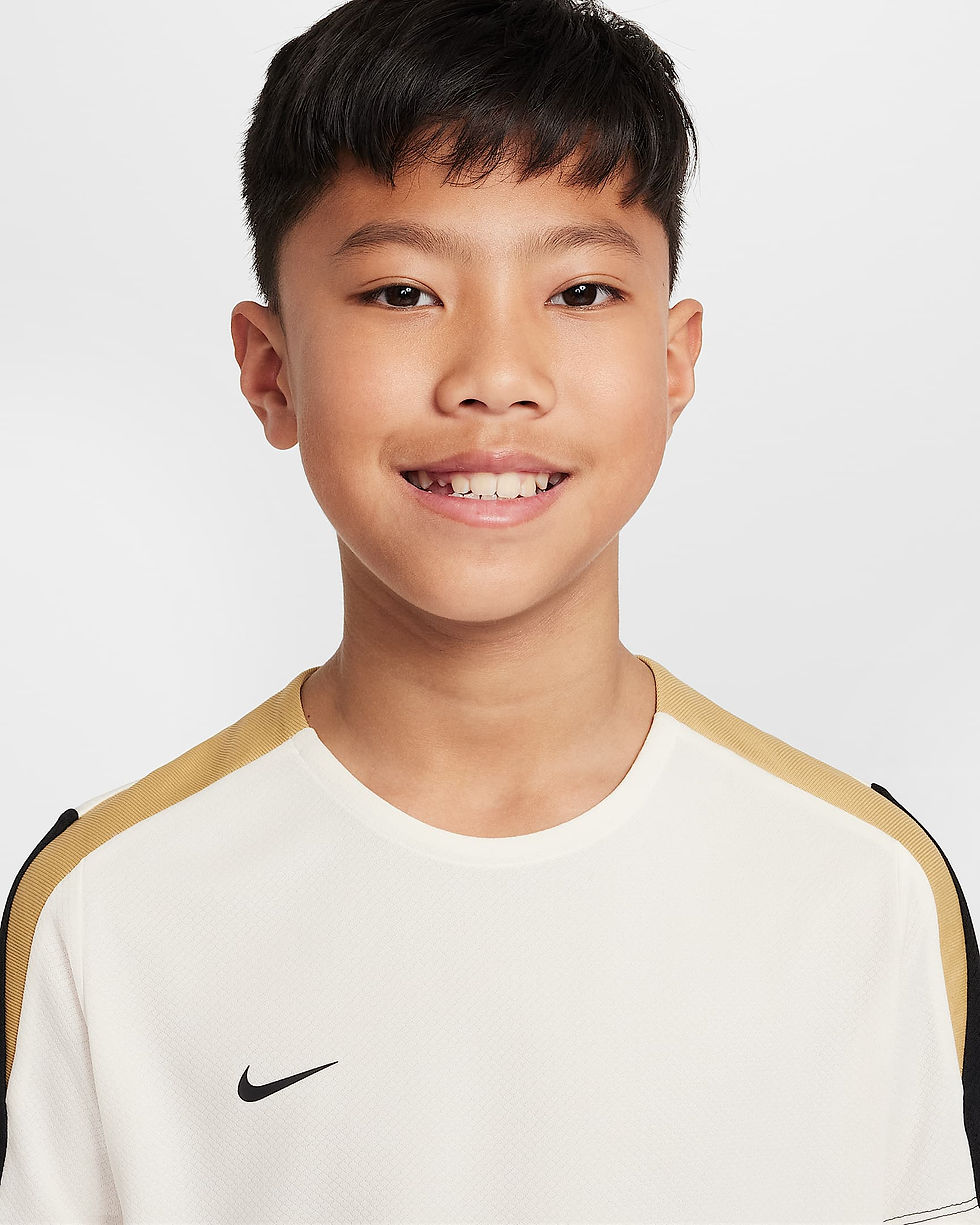 الصورة المصغرة: Nike Dri-FIT Strike Older Kids' Short-Sleeve Football Top