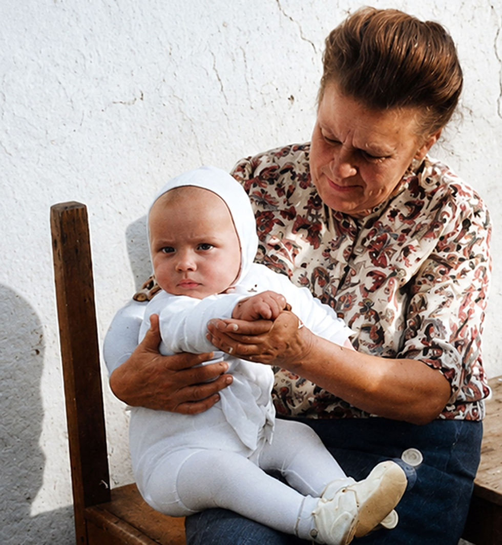 Mit meiner Urgroßmutter Elsa Pierre, die ich in der Kindheit “Omalein” nannte im Jahr 1969. Das Foto wurde mittels KI optimiert und koloriert