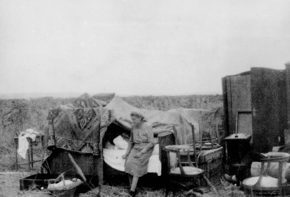 Elsa Pierre fotografiert von ihrem Mann Ing. Johann Pierre. In die Steppe geworfen mussten die Menschen wochenlang ohne Dach über dem Kopf mit dem Wenigen auskommen, das sie in den Viehwaggons mitnehmen durften.