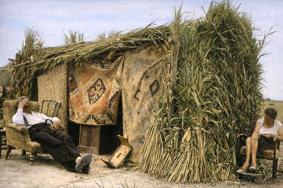 Obwohl als Bürgerliche und Intellektuelle in Existenznot gebracht, schafften es meine Urgroßeltern, wichtige Zeitzeugnisse zu hinterlassen: Ing. Johann Pierre fotografierte die menschenunwürdigen Zustände, Elsa Pierre schrieb gegen das Unrecht an. Das Foto wurde von Hans Rothgerber mittels KI optimiert und koloriert