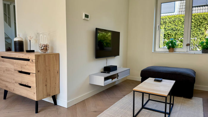 Woonkamer met chill hoek en grote TV