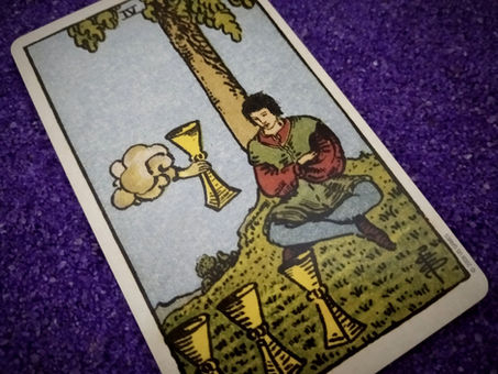 4 de Copas: conheça o significado do arcano no tarot