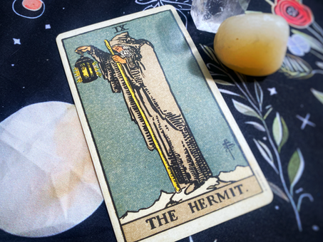 Eremita do Tarot na Lua Cheia: como o recolhimento leva à verdadeira plenitude?