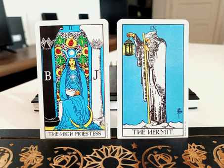 Como diferenciar as cartas da Sacerdotisa e do Eremita nas consultas de tarot?