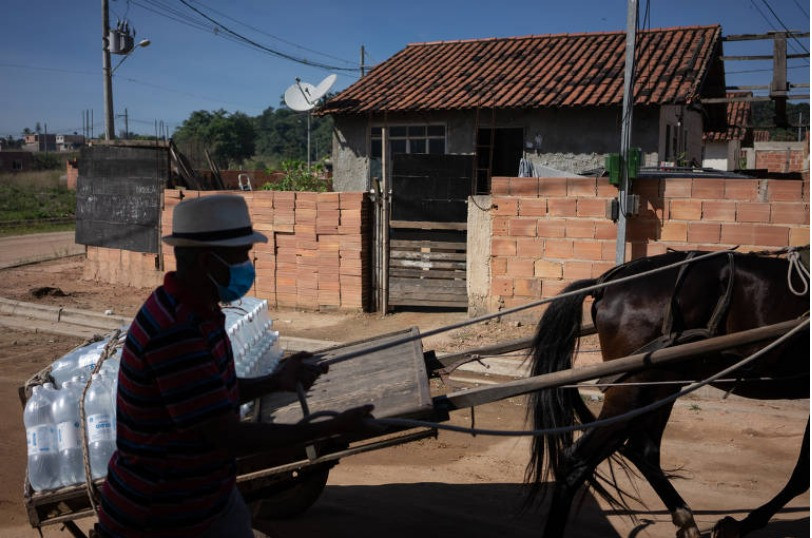 Sem caminhão para realizar as entregas, centro cultural da comunidade Cinco Marias, na zona oeste do Rio, teve que recorrer a José Roberto, 56 anos, dono de uma carroça Tércio Teixeira/Folhapress/