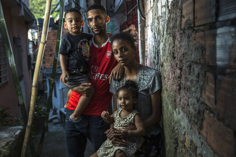 Herbet Douglas Santos da Silva, 24, sua esposa, Regina Santos Silva, 24, e os filhos Isac e Isabela; moradores de Paraisópolis na zona sul de São Paulo, fazem parte de um contingente que sofre as consequências da crise no meio da pandemia do coronavírus Jardiel Carvalho/Folhapress
