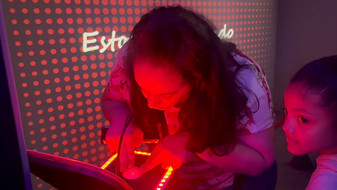 Pessoa pedindo qual exposição quer ver