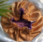 Bonnet en satin réversible pêche et violet Imshé Sublime.