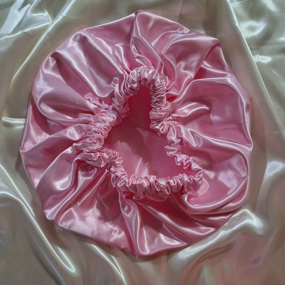 Miniature : Bonnet de satin rose, sur fond de soie. Chouchou en serviette, Imshé Sublime.