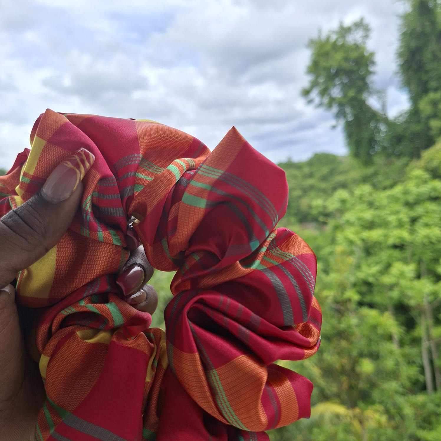Chouchou fluffy en satin madras