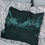 Miniature : Coussin vert foncé en satin sur un lit. Imshé Sublime.