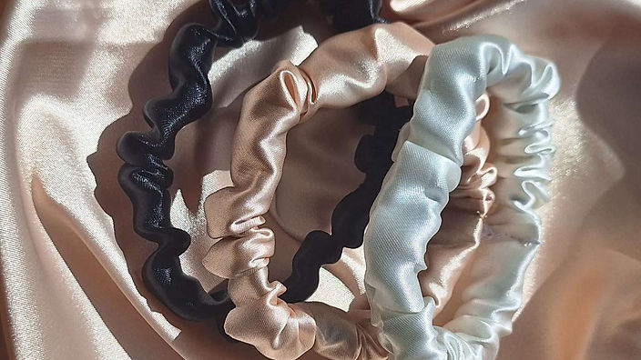 Elastiques en satin noir, champagne et blanc.