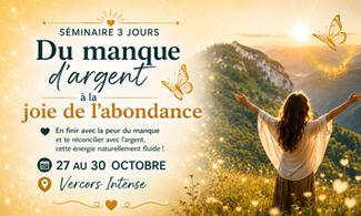 Une femme qui ouvre les bras, devant une montagne