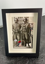 Weimar Goethe-Schiller-Denkmal mit handgemaltem Comic-Igel, Apfel, Pfeil und frechem Spruch „Ey Schiller – hackt’s?!“, Kunst von maleola, humorvolles Upcycling
