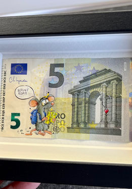 Handgemalte Ratte mit Blumen auf 5-Euro-Schein, Miniaturkunst von maleola im schwarzen Rahmen