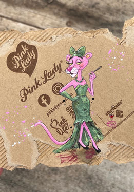 Upcycling-Kunst: Pink Panther als glamouröse Lady gemalt auf Apfelkarton, nachhaltiges Kunstwerk, Pink Lady Verpackung, handgemalt von maleola