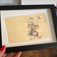 Handbemalte Vintage-Postkarte von 1938: Comic-Maus beißt frech ins nostalgische Motiv – humorvolle Upcycling-Kunst zwischen Sammlergruß, Marke und Blödsinn.