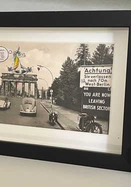 maleola-Postkarte mit Einhorn im Lotussitz und Zauberstab über dem Brandenburger Tor in Berlin – fantasievolle, humorvolle Collage