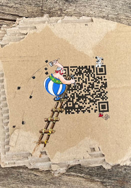 Obelix klettert eine Leiter auf einem Stück Wellpappe mit aufgemaltem QR-Code hinauf, handgemalte Comicillustration