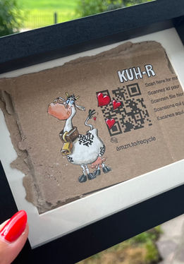 Illustration einer Kuh mit Herzluftblasen auf Wellpappe neben QR-Code mit Schriftzug „KUH-R“