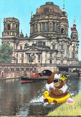 Bär mit Sonnenbrille im Gummiring vor Berliner Dom – humorvolle Kunstpostkarte von maleola