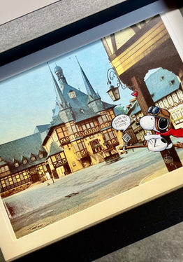 Snoopy auf Hexenbesen mit Navi hinter dem Rathaus von Wernigerode – witzige Kunstkarte von maleola