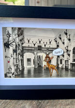 Bambi im historischen Jagdzimmer von Schloss Moritzburg mit Sprechblase „Papa?“
