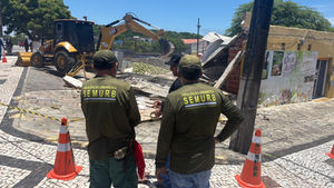 Semurb realiza demolição de construção irregular na Av. Roberto Freire