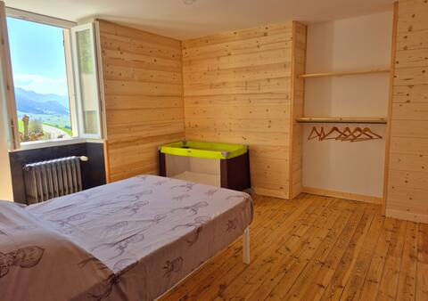 Chambre 4 (penderie et lit bébé)