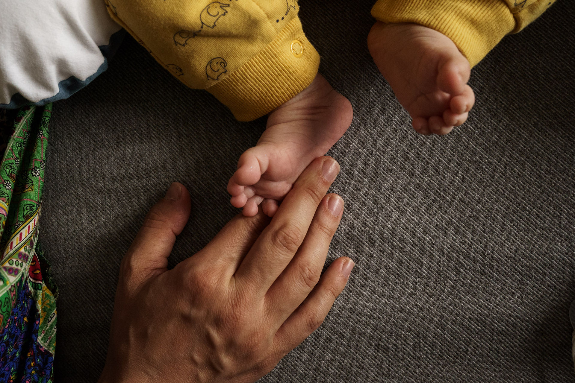 dad holds his baby's toes