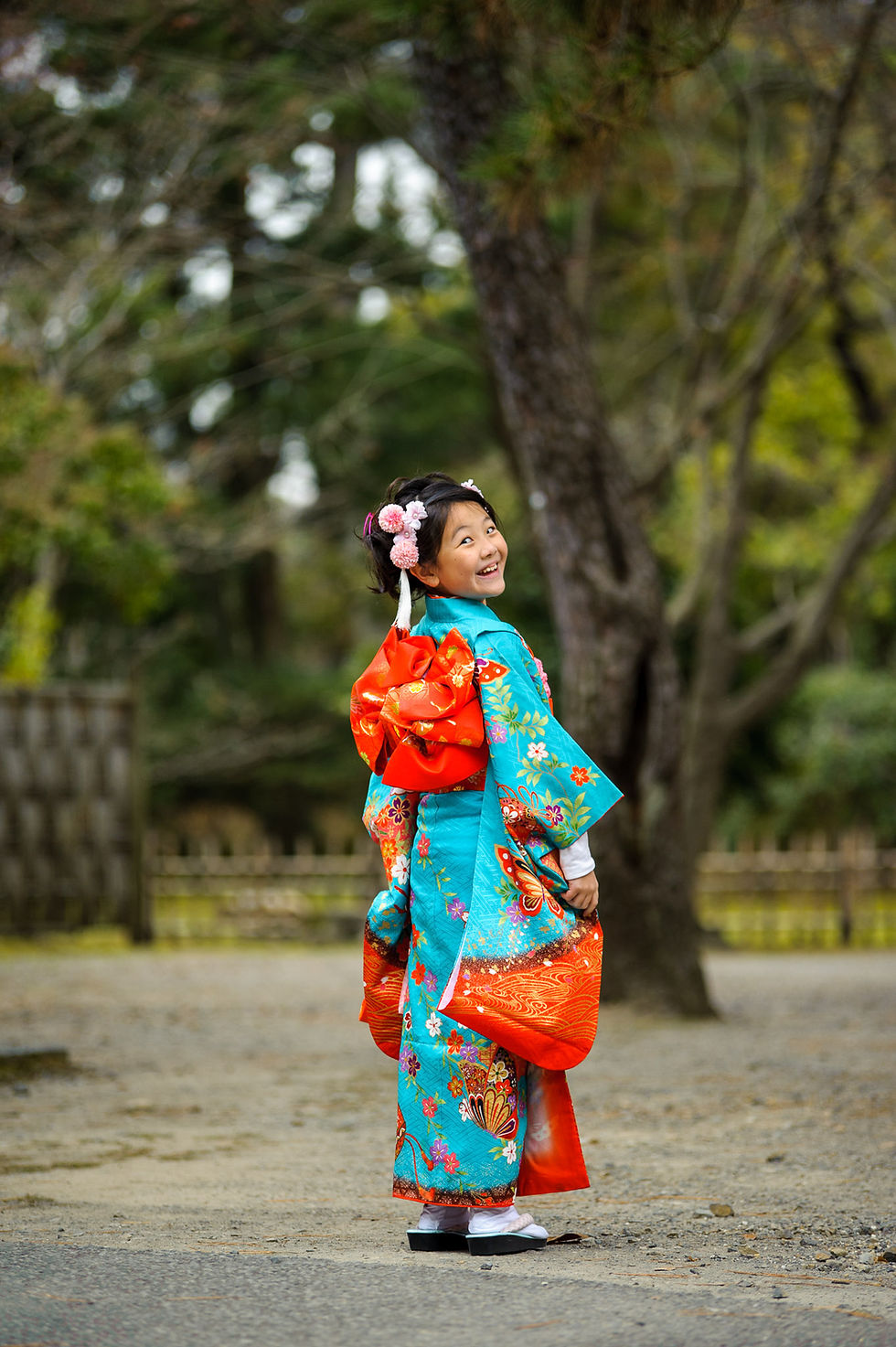 Val poses in her beautiful blue and orange kimono